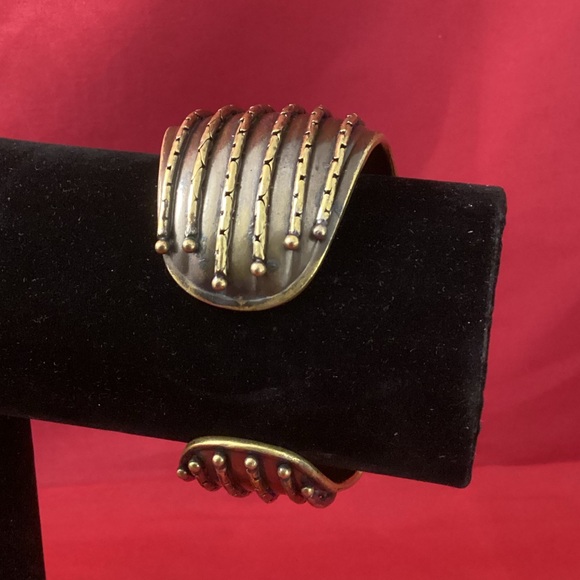Large brass cuff bracelet - Picture 2 of 9